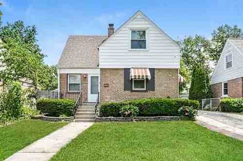 1542 Boeger Ave - Photo 2 of 8