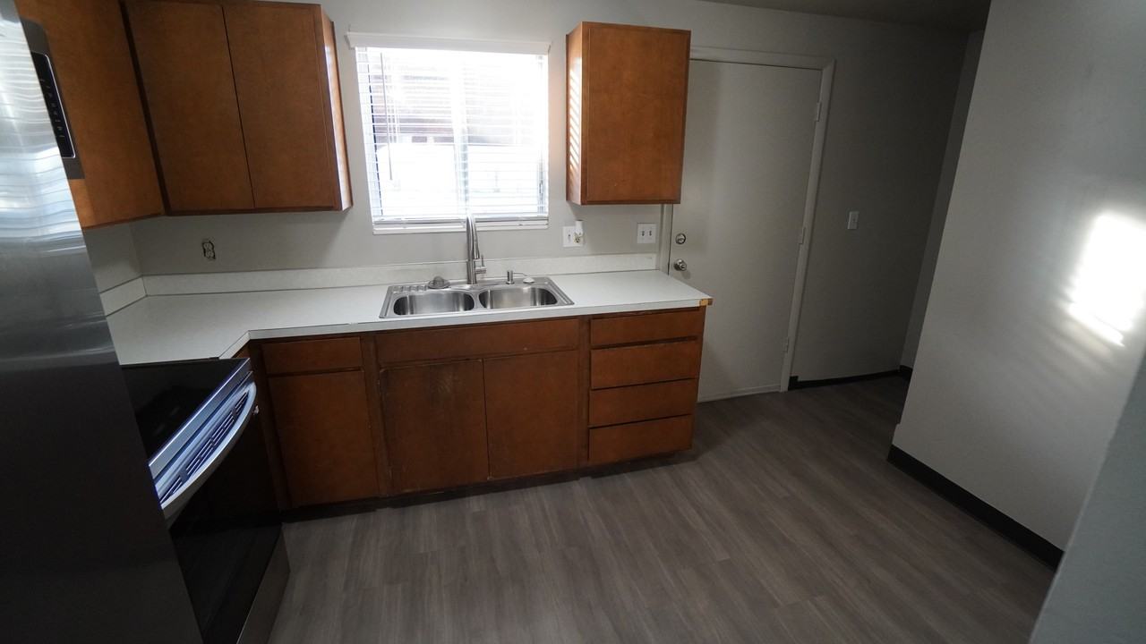 1277 E Gordon Ave - Photo 4 of 22