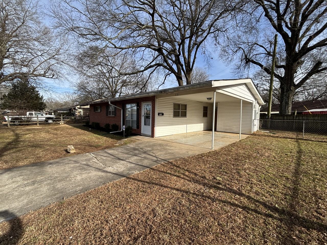 721 Neal St - Photo 3 of 18