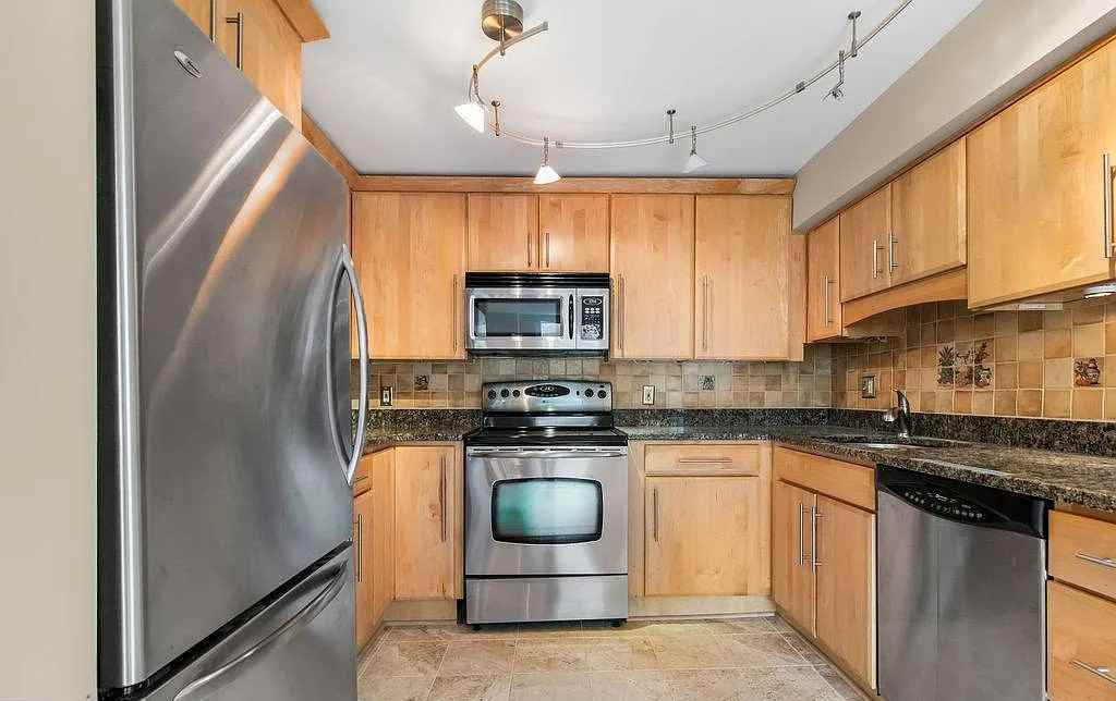 1101 Saint Paul St - Photo 4 of 7