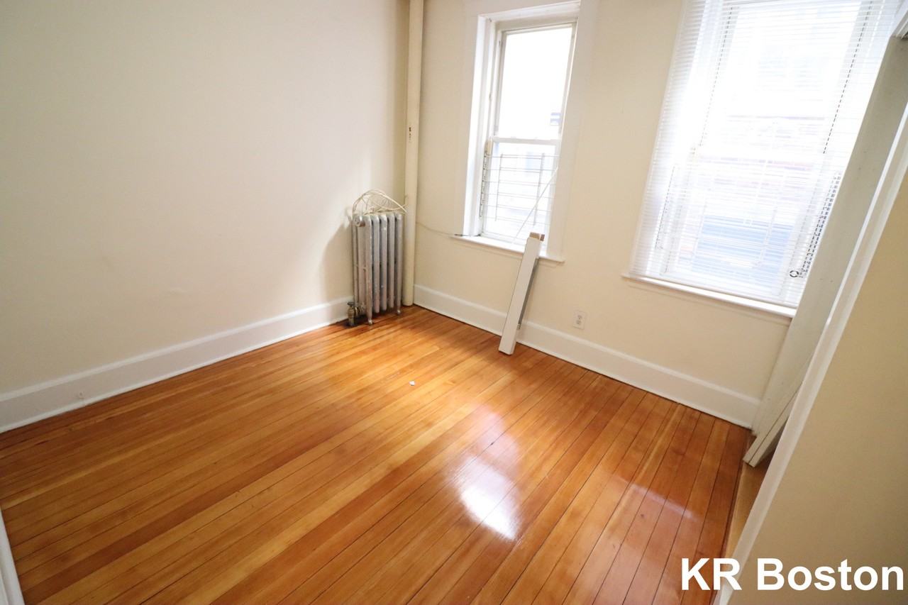 Barrows St #1 - Photo 4 of 14