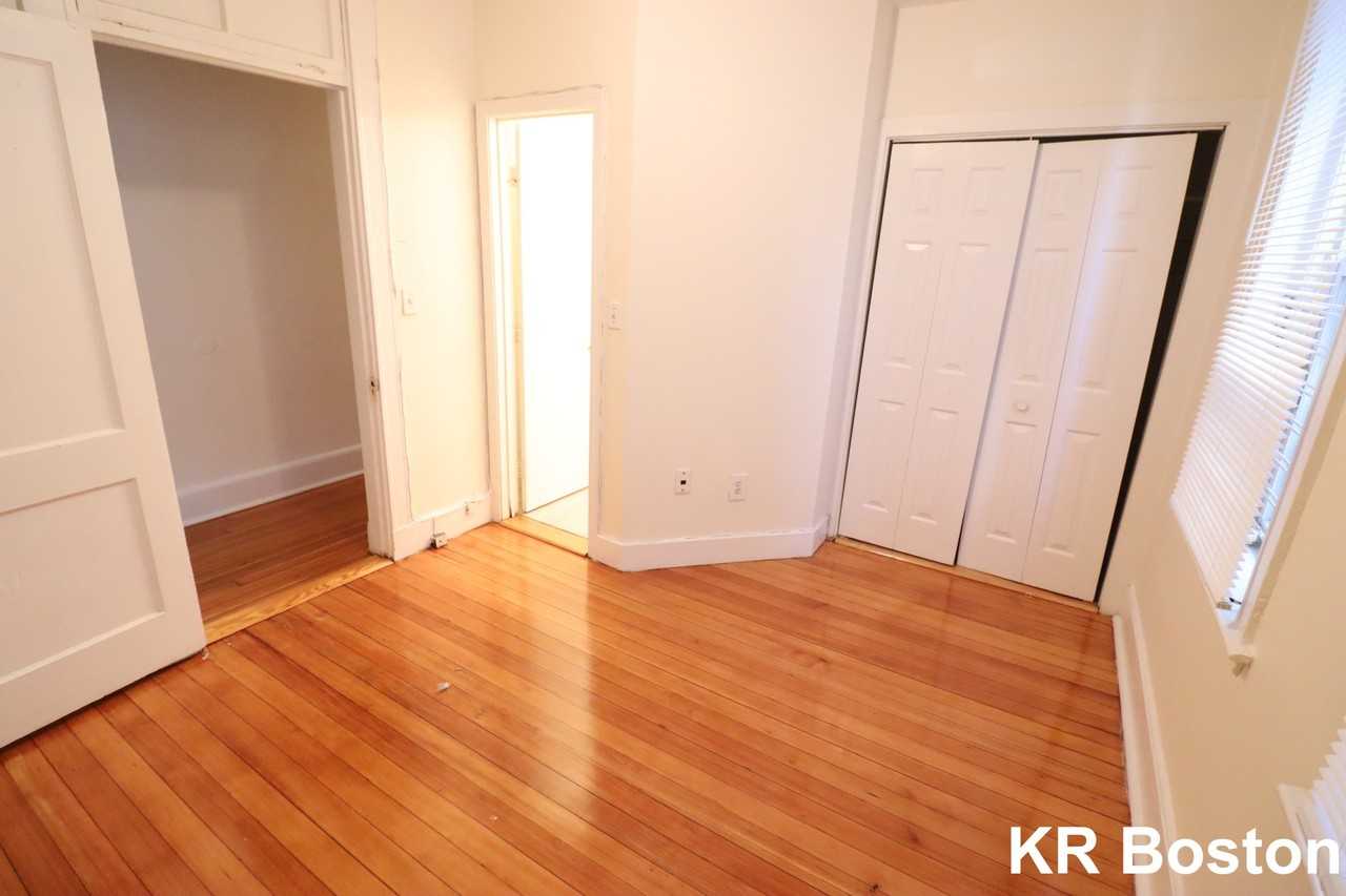 Barrows St #1 - Photo 5 of 14