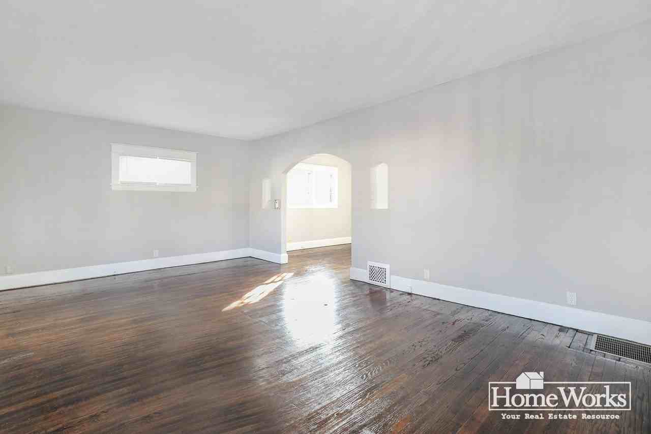 902 E Bowman St - Photo 3 of 18