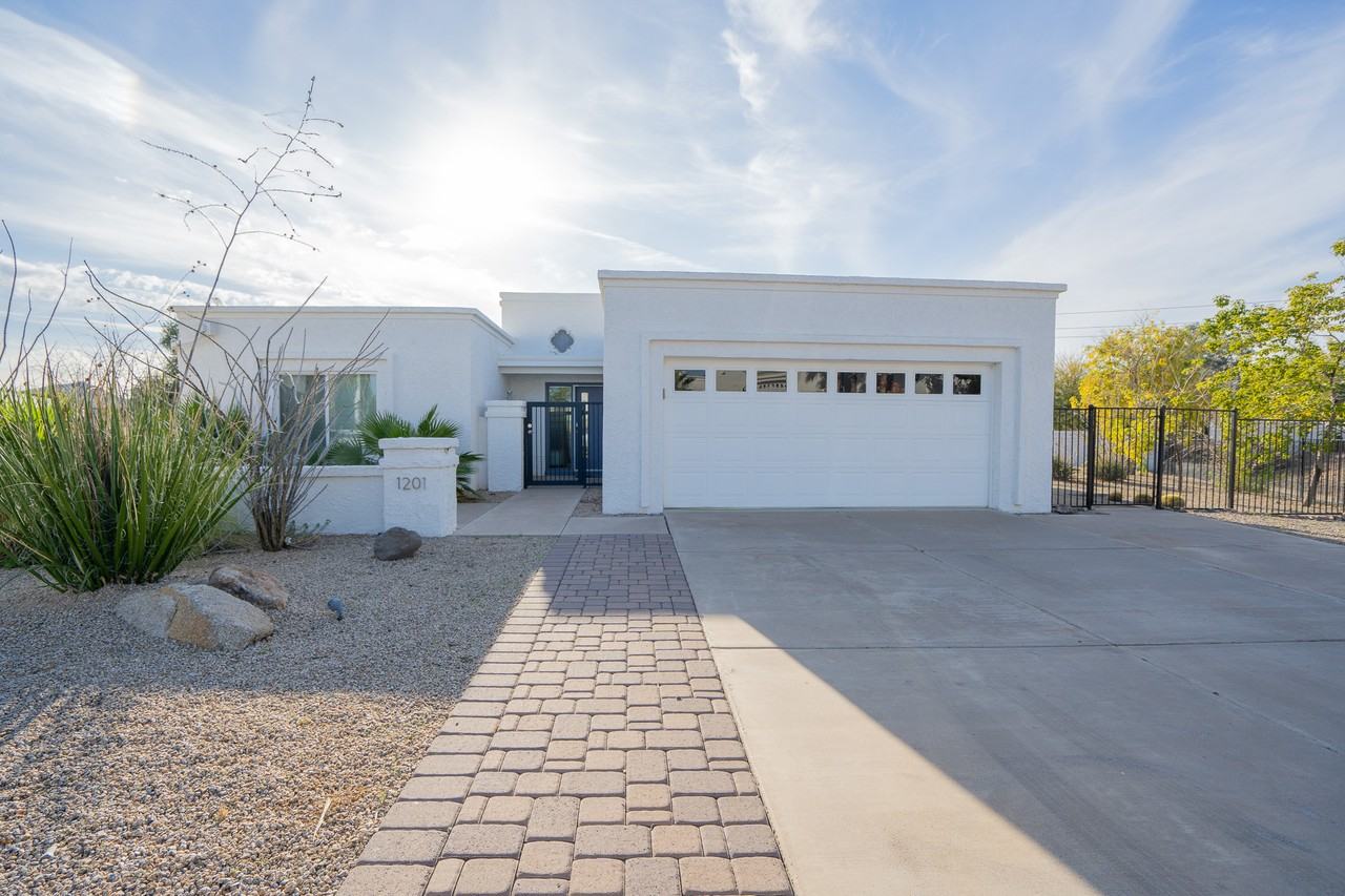 1201 E Rowlands Ln - Photo 2 of 40