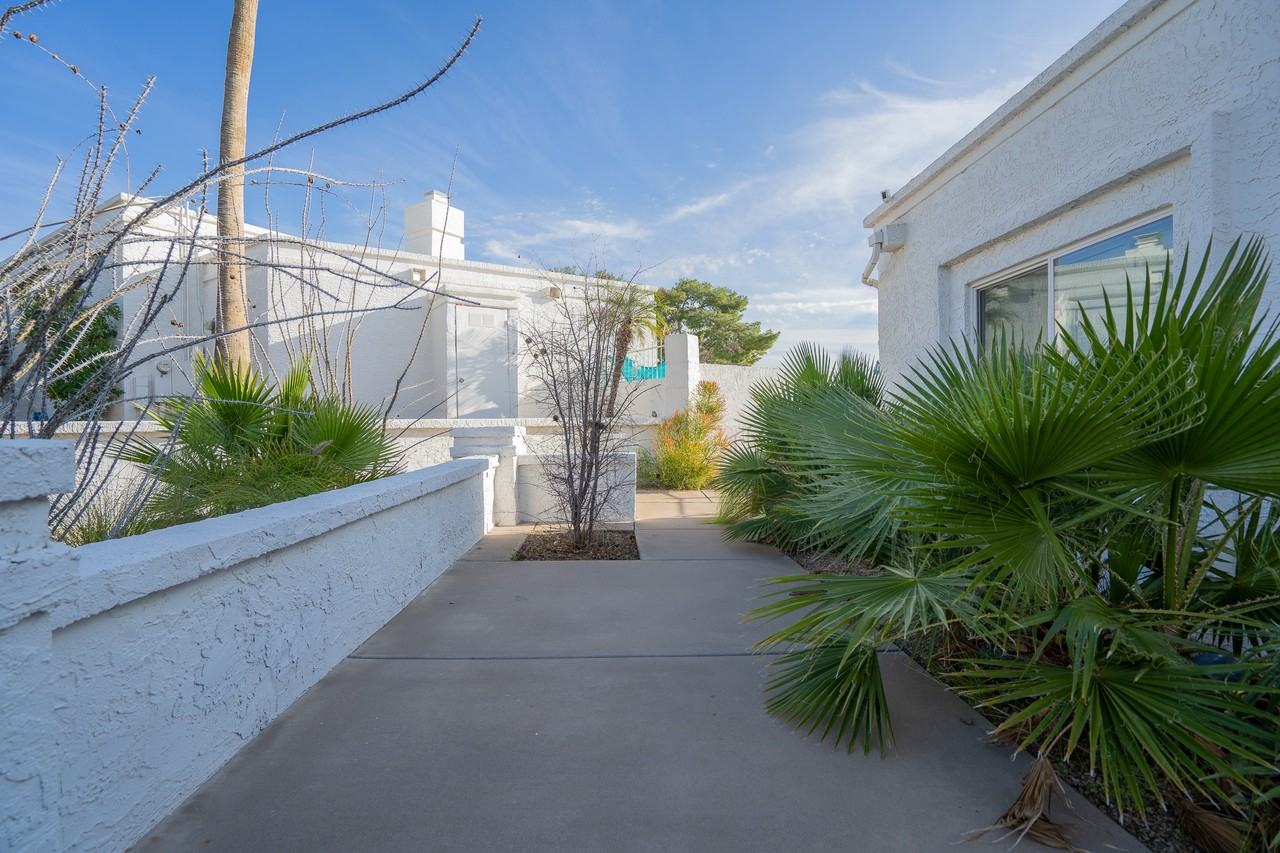 1201 E Rowlands Ln - Photo 5 of 40