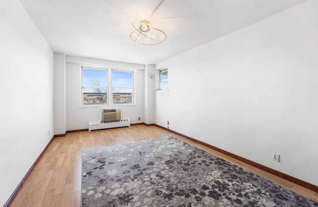 5820 Arlington Ave - Photo 7 of 12