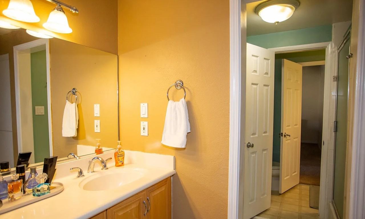 715 S Bradley Rd - Photo 2 of 7