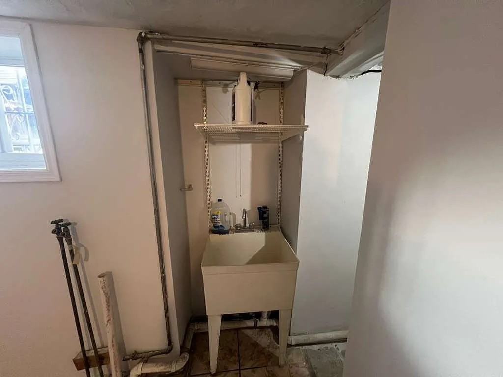 2911 Hone Ave - Photo 3 of 3