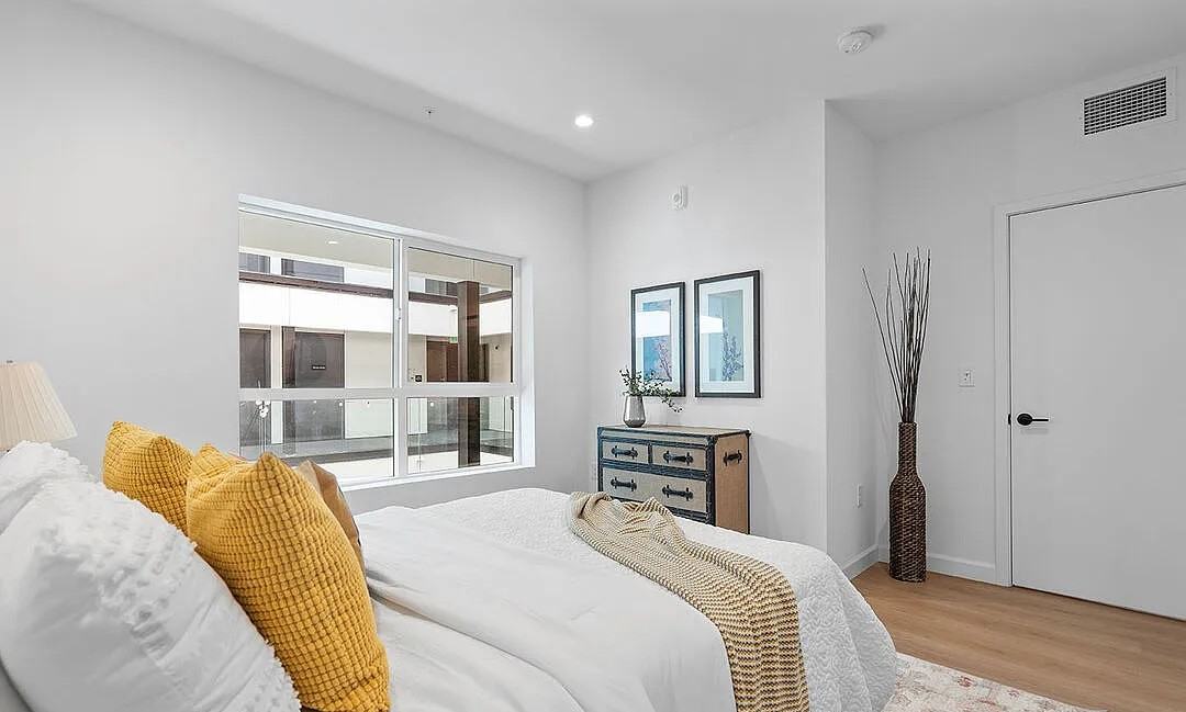 321 S Oxford Ave - Photo 3 of 9