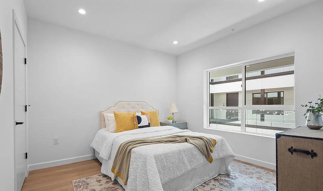 321 S Oxford Ave - Photo 4 of 9