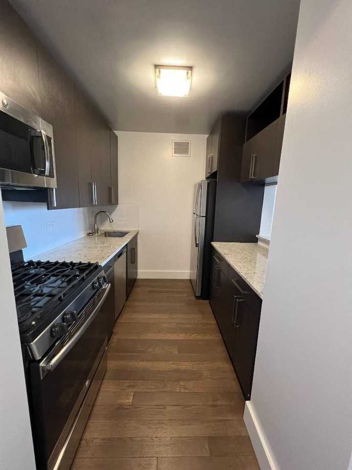 Battery Pl #305 - Photo 4 of 8