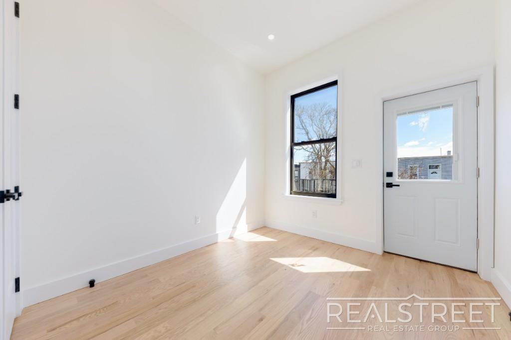 1130 Jefferson Ave #3 - Photo 3 of 10