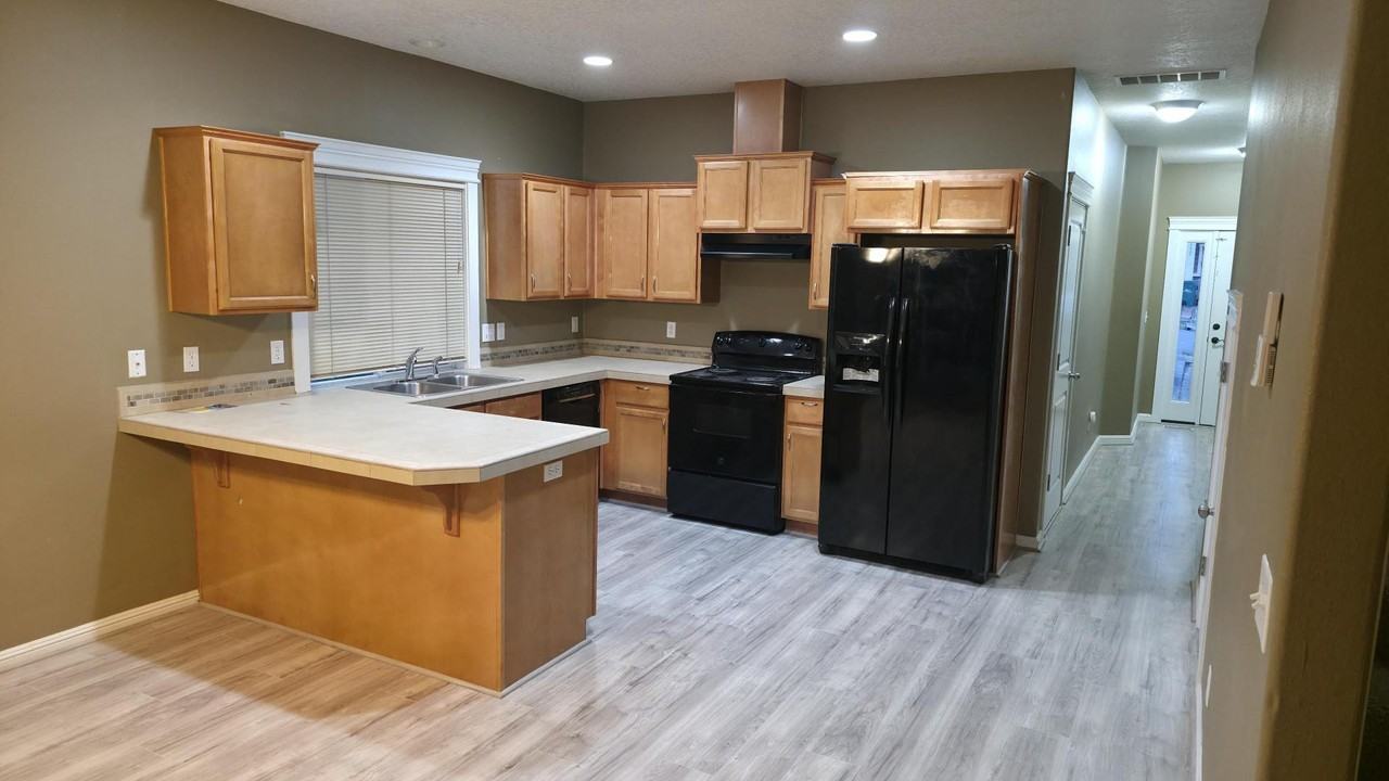 1448 Ne 176th Ave #NA - Photo 2 of 12