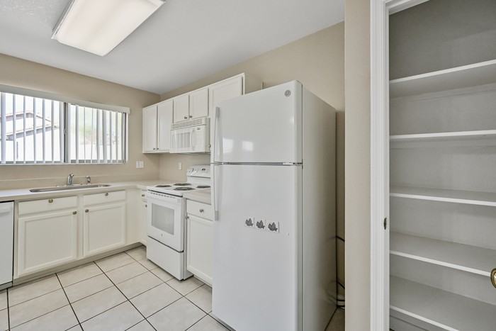 10550 W Via Del Sol - Photo 7 of 21