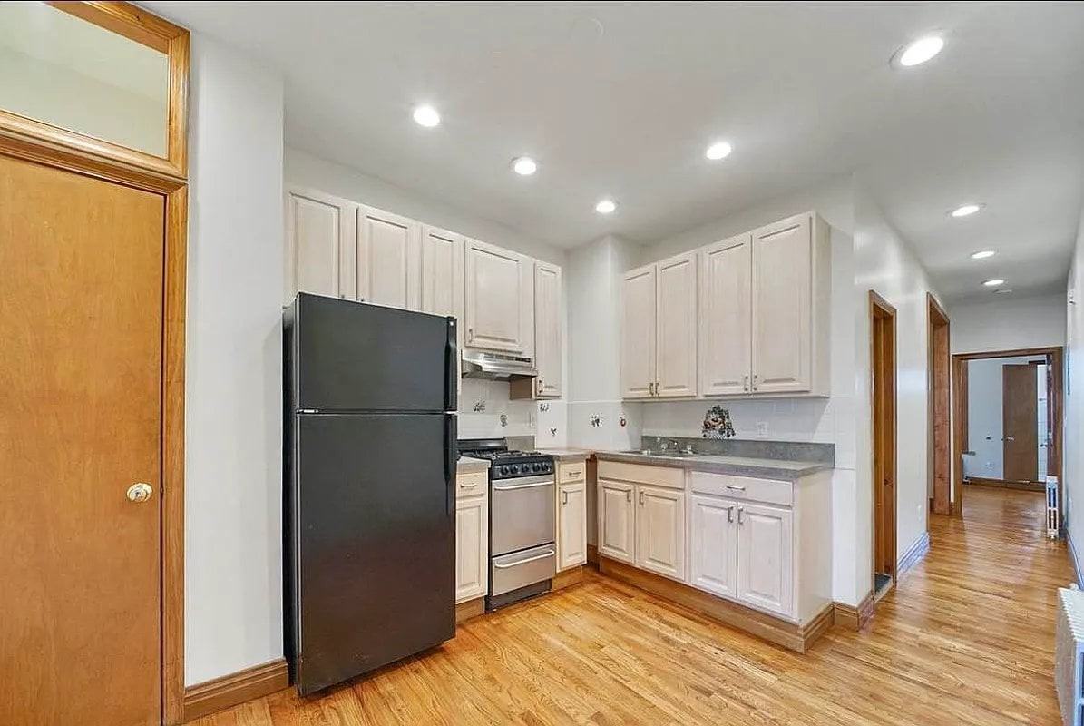 493 7th Ave #4L - Photo 3 of 5