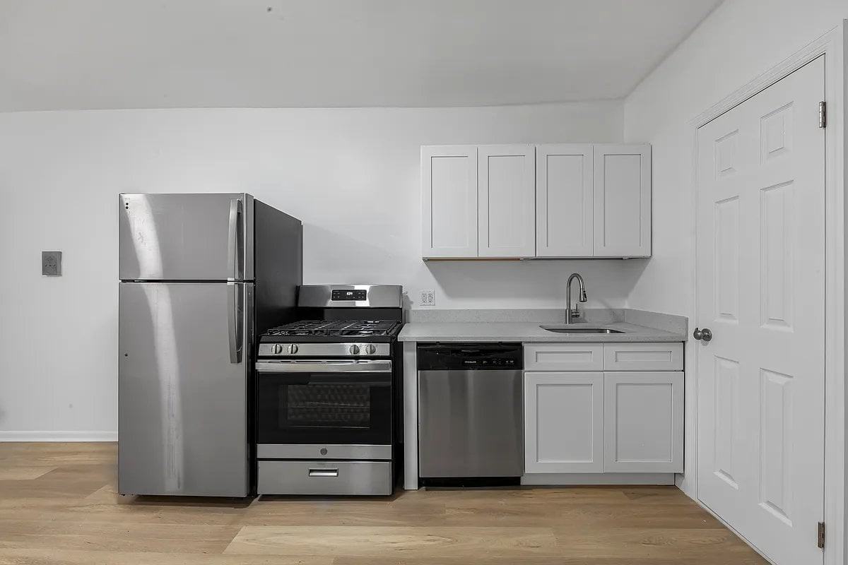 327 E 10th St #3B - Photo 3 of 5