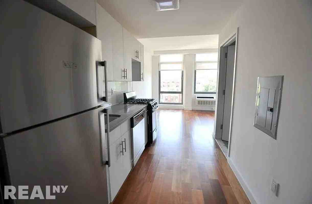 E 3rd St #4D - Photo 2 of 7