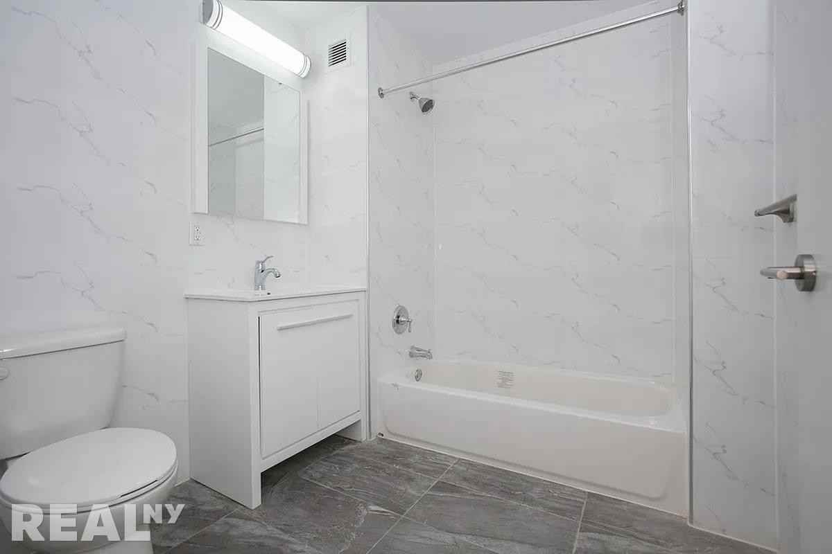 E 3rd St #4D - Photo 5 of 7