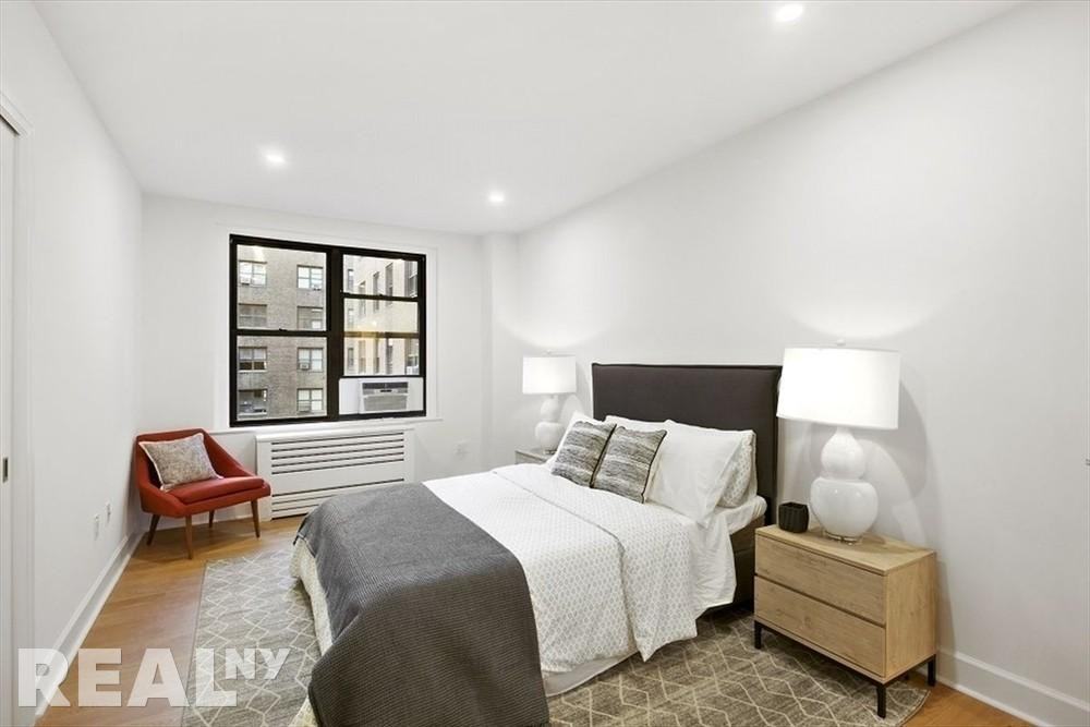 E 48th St #12U6 - Photo 3 of 8