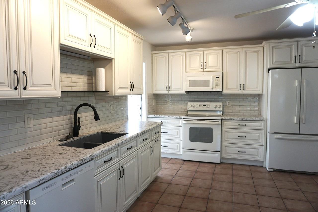 2331 E Betty Elyse Ln - Photo 4 of 18