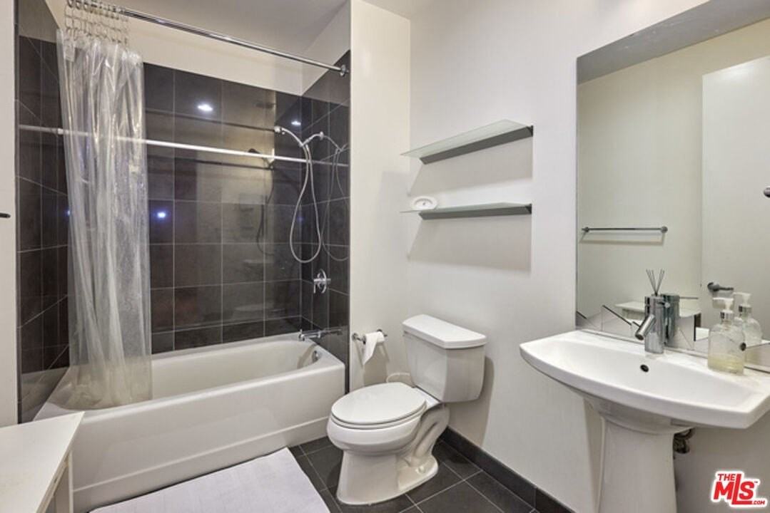 3223 W 6th St Unit 511 #511 - Photo 4 of 13