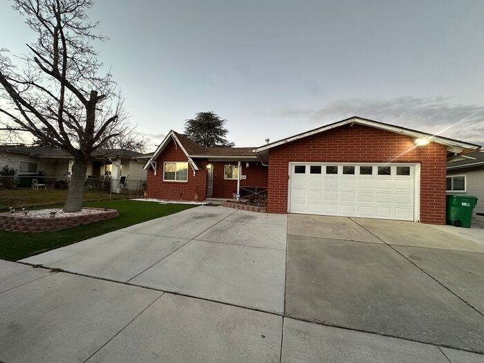 250 Devere Way - Photo 2 of 7