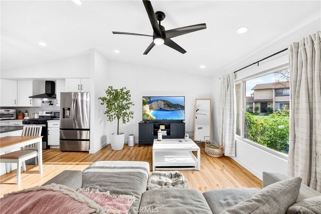 5050 Brooklawn Pl - Photo 4 of 43