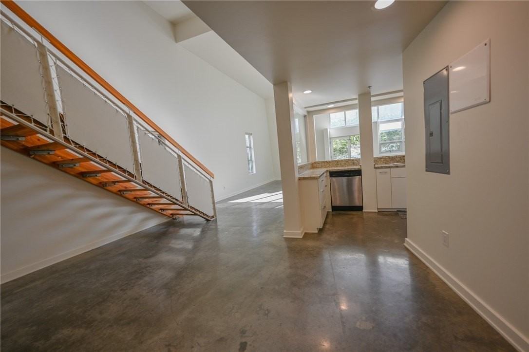 615 Hampton Dr #C103 - Photo 5 of 33