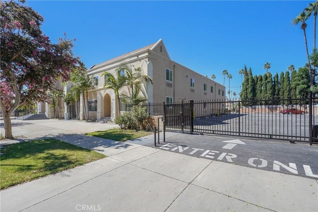 14335 Hamlin St - Photo 2 of 43