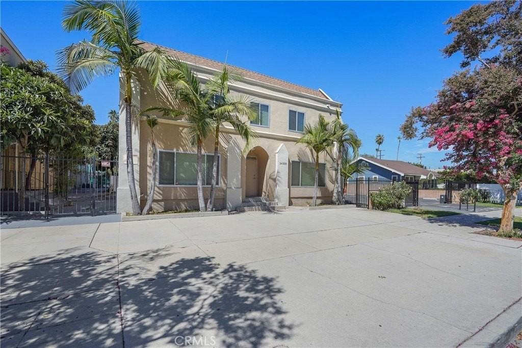 14335 Hamlin St - Photo 3 of 43