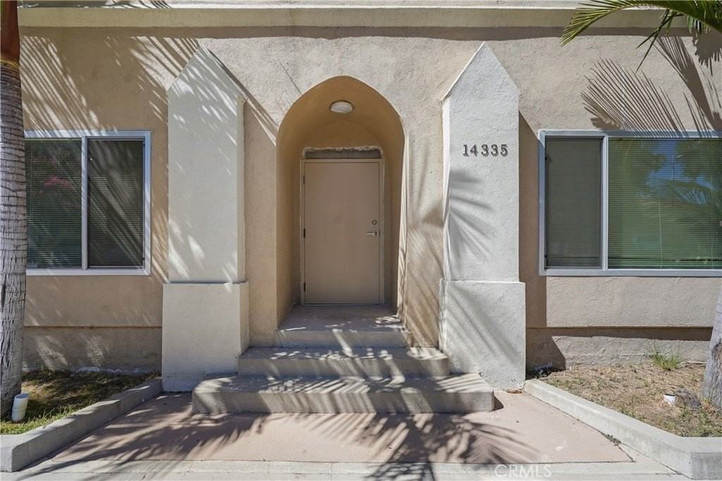 14335 Hamlin St - Photo 4 of 43