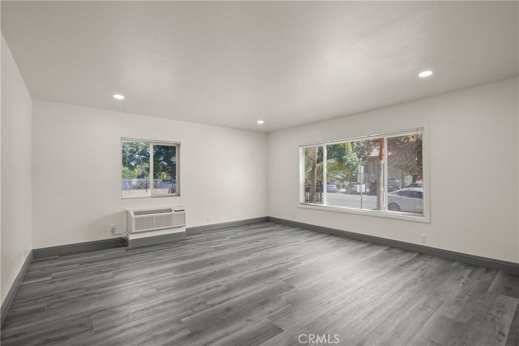 14335 Hamlin St - Photo 5 of 43