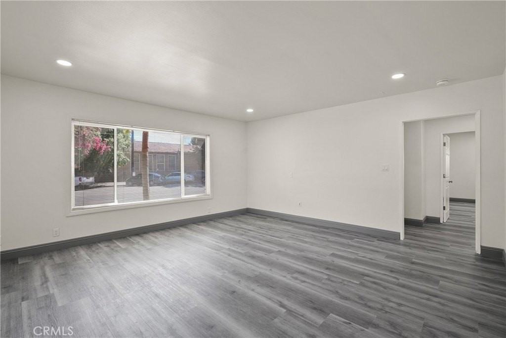 14335 Hamlin St - Photo 7 of 43