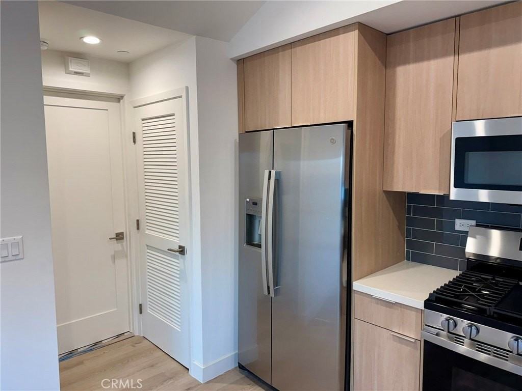 5974 Jamieson Ave - Photo 7 of 15