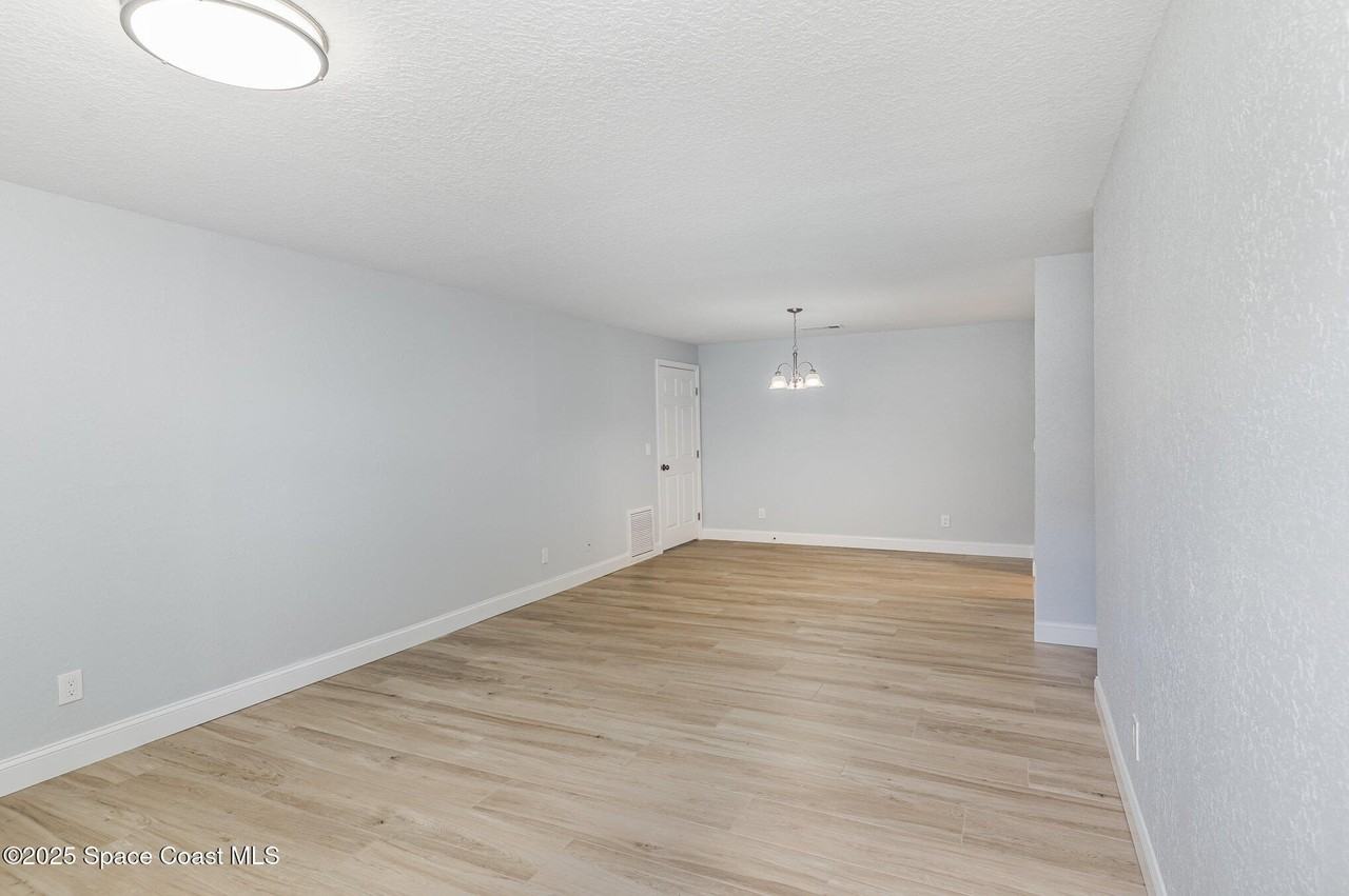 317 Sun Dial Ct - Photo 3 of 22