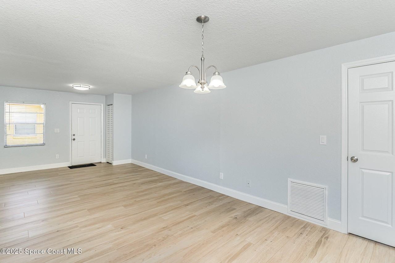 317 Sun Dial Ct - Photo 5 of 22