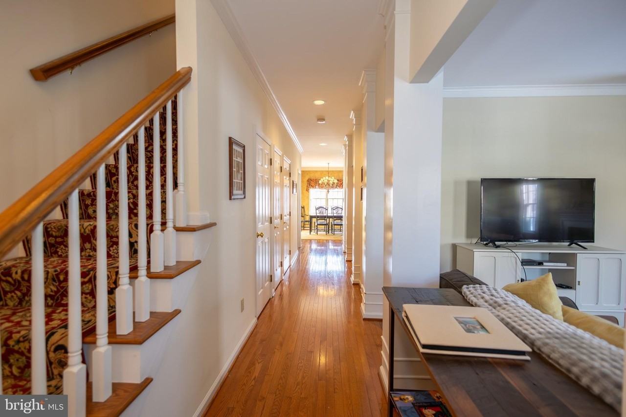 616 Yardley Ln - Photo 2 of 28