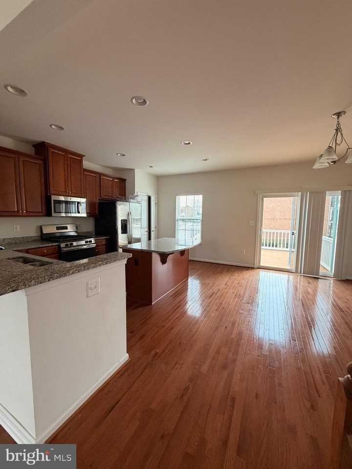 1124 Oakwood St - Photo 3 of 12