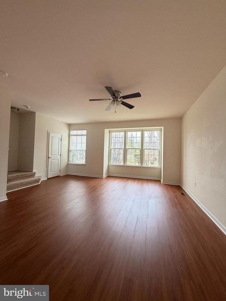 1124 Oakwood St - Photo 4 of 12