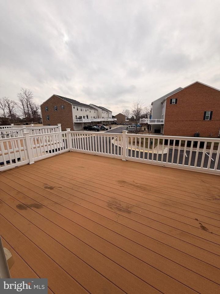 1124 Oakwood St - Photo 5 of 12