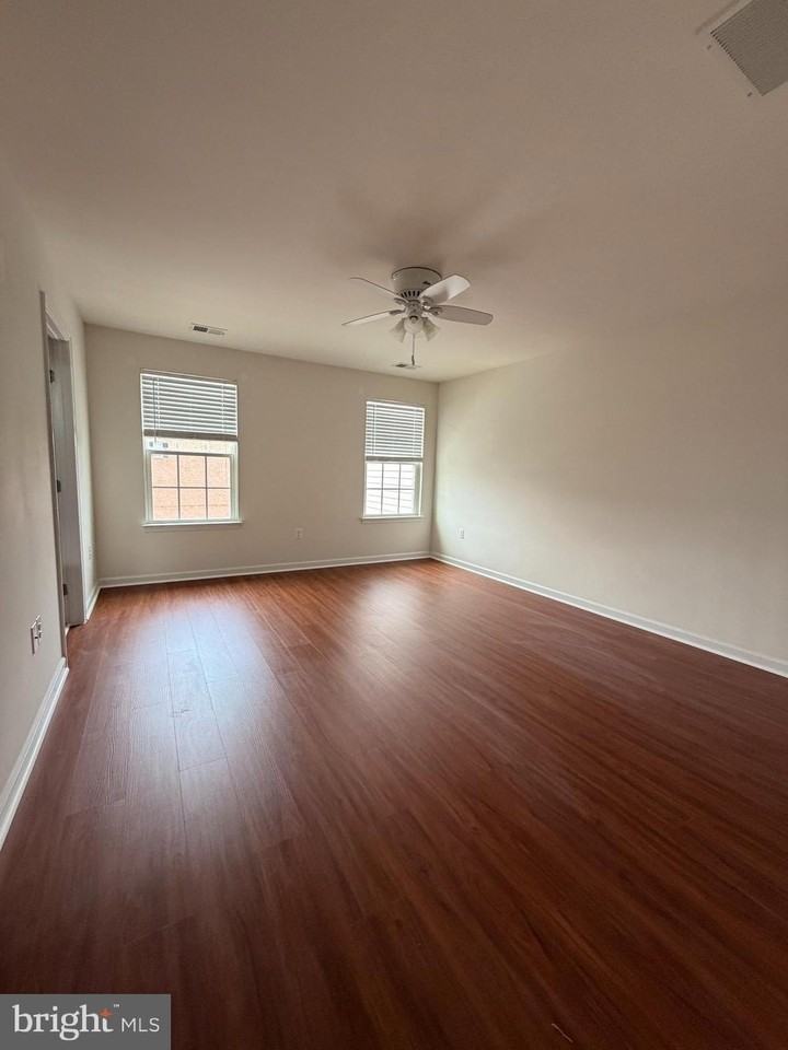 1124 Oakwood St - Photo 6 of 12