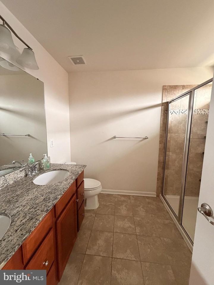 1124 Oakwood St - Photo 7 of 12