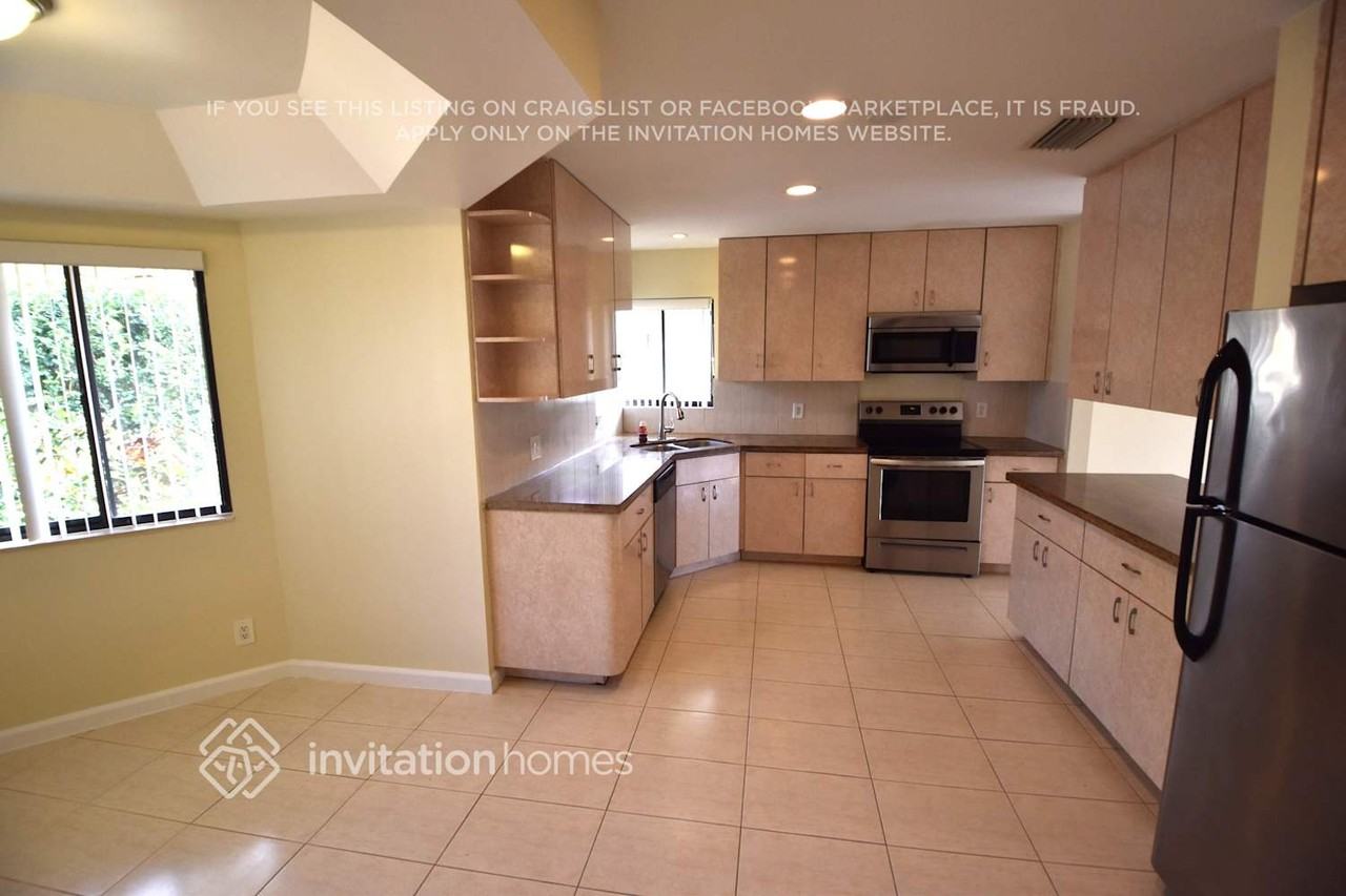 8612 Nw 79th St - Photo 7 of 21