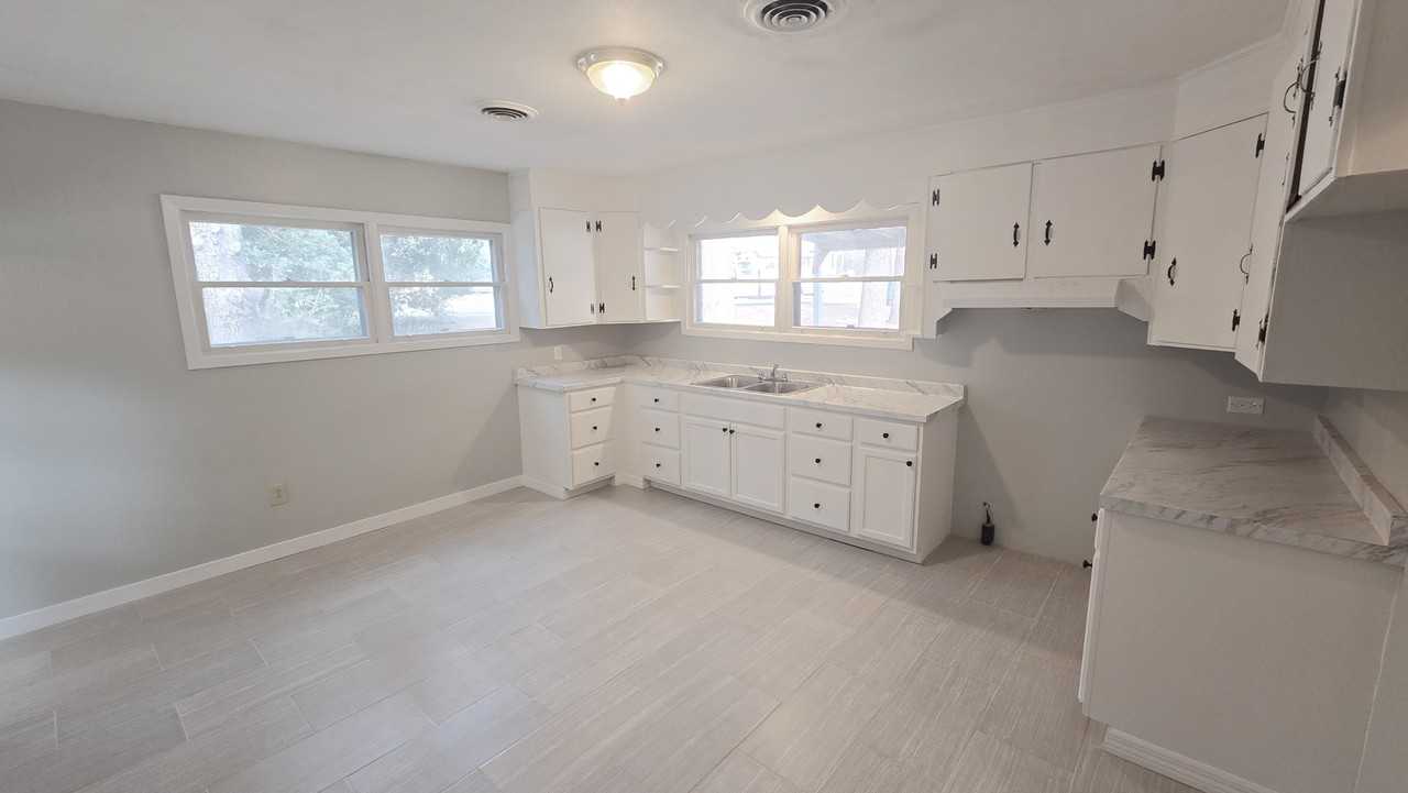 1384 Aldrich St Ne - Photo 6 of 20