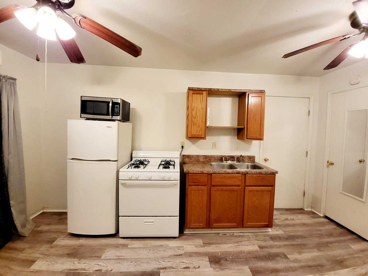 1008 Runnels St #C - Photo 4 of 19