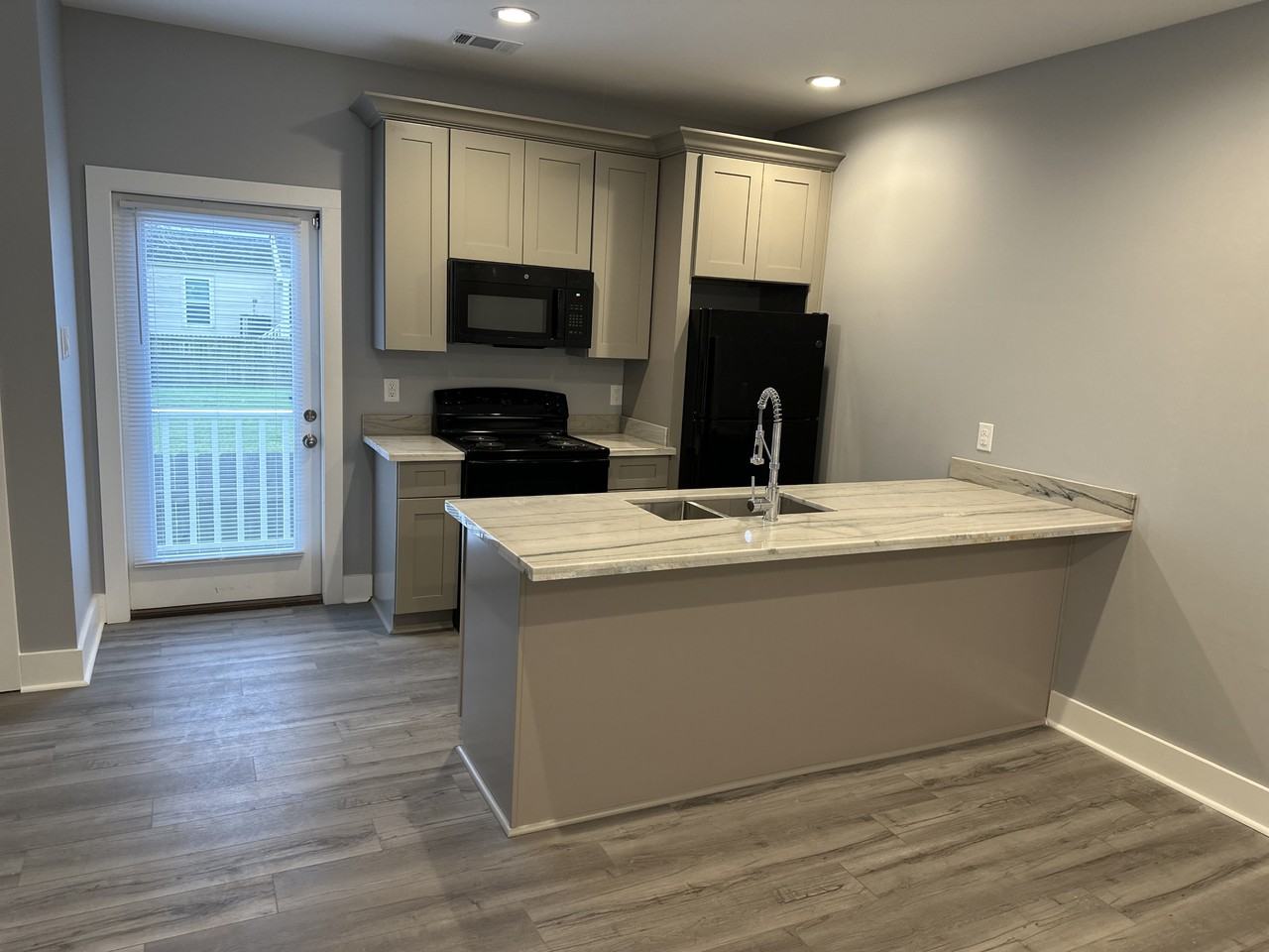 1520 Sere St #B - Photo 3 of 13