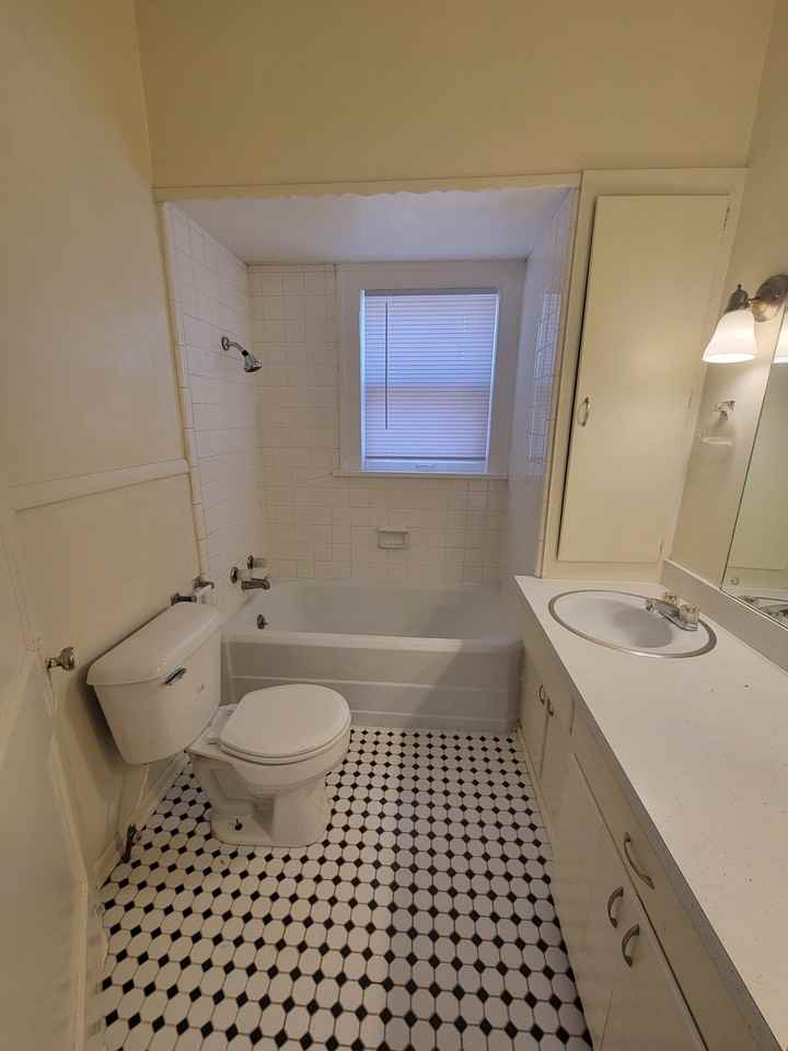 2119 Nw 12th St - Photo 3 of 16