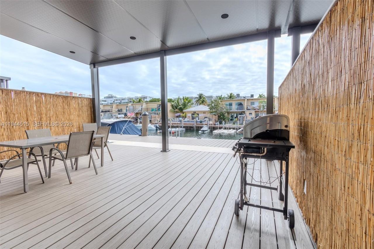 3920 Ne 168th St #4 - Photo 3 of 31