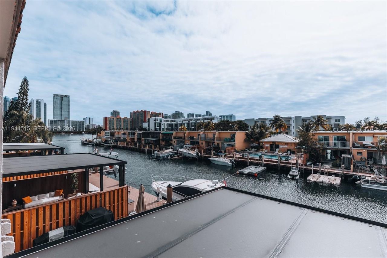 3920 Ne 168th St #4 - Photo 4 of 31