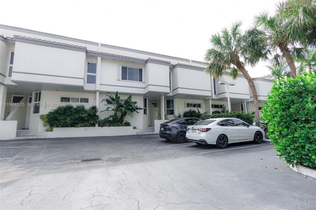 3920 Ne 168th St #4 - Photo 5 of 31